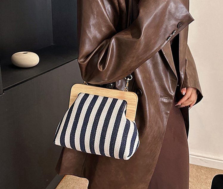 2019 Women's Vintage Wooden Buckle Shoulder Bag