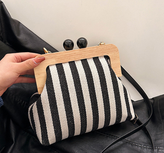 2019 Women's Vintage Wooden Buckle Shoulder Bag